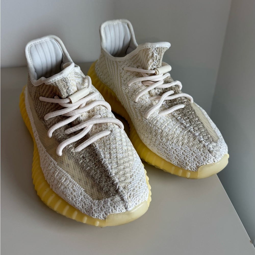 Adidas Yeezy sneakers
Perfect condition
Worn once
Size US 7
No box